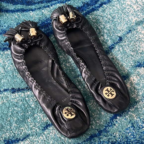 TORY BURCH BLACK BALLET FLATS WITH GOLD DETAIL SIZE 7.5 - Picture 2 of 4